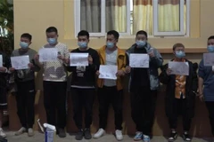 8 người Trung Quốc nhập cảnh trái phép, bị Công an tỉnh Cao Bằng phát hiện, bắt giữ. (Ảnh: TTXVN phát)