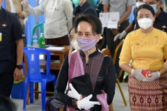 Nhà lãnh đạo Myanmar Aung San Suu Kyi (phía trước) tới thị sát công tác tiêm vắcxin phòng dịch COVID-19 tại một bệnh viện ở Naypyidaw ngày 27/1/2021. (Ảnh: AFP/TTXVN)