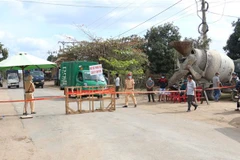 Các chốt chặn kiểm soát chặt chẽ người và phương tiện tại các điểm có trường hợp dương tính với SARS-CoV-2 tại Gia Lai. (Ảnh: Quang Thái/TTXVN)