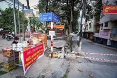 Một quầy hàng bình ổn giá ngay tại đầu phố Trần Quốc Toản phục vụ người dân tổ 3 phường Đồng Tiến, thành phố Hòa Bình yên tâm thực hiện quy định cách ly theo dõi COVID-19. (Ảnh: Trọng Đạt/TTXVN)