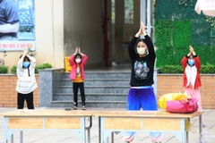 Một giáo viên phát động 'Vũ điệu rửa tay' giúp các em học sinh vui vẻ hơn trong khu cách ly. (Ảnh: Thành Đạt/TTXVN)