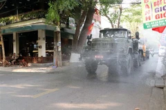 Phun khử trùng trên các tuyến phố của thành phố Hải Phòng. (Ảnh: Hoàng Ngọc/TTXVN)