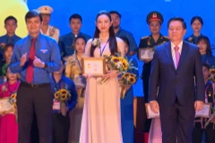 Hoa hậu Thùy Tiên đã nhận bằng khen tại Lễ tuyên dương Thanh niên tiên tiến làm theo lời Bác toàn quốc lần thứ VII, năm 2023. (Ảnh: CTV/Vietnam+)