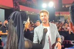 H'Hen Niê hướng dẫn Chris Hemsworth nói “Xin chào Việt Nam.” (Ảnh: NVCC) 