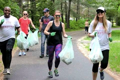 Bắt nguồn từ Thụy Điển, “plogging” là môn thể thao dành cho khách du lịch có thể vừa đi bộ và vừa thu gom rác dọc đường. (Ảnh: PV/Vietnam+)