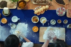 “Vua đầu bếp” Christine Hà hướng dẫn trẻ khiếm thị làm bánh Trung Thu. (Ảnh chụp từ clip)