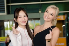 Hoa hậu Mai Phương đón đương kim Miss World Karolina Bielawska tại sân bay Tân Sơn Nhất. (Ảnh: PV/Vietnam+)