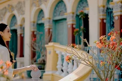 Hoa hậu Bảo Ngọc trước nhà cổ Bình Thủy. (Ảnh: PV/Vietnam+)