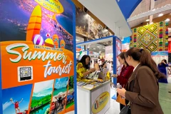 Sắc màu tươi sáng của một gian hàng giới thiệu các sản phẩm du lịch tại hội chợ. (Ảnh: Mai Mai/Vietnam+)