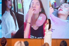 Hoa hậu Mai Phương trong một buổi giao lưu với, truyền cảm hứng tới các em sinh viên. (Ảnh: CTV/Vietnam+)