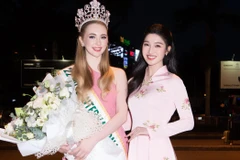 Á hậu Phương Nhi đón Miss International 2022 Jasmin Selberg tại sân bay. (Ảnh: CTV/Vietnam+)