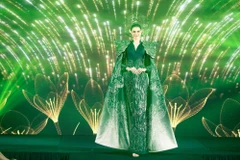 Đương kim Miss Grand International cuốn hút trong tà áo dài Việt Nam
