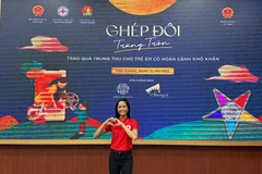 H'Hen Niê tích cực tham gia các chương trình thiện nguyện vì cộng đồng. (Ảnh: CTV/Vietnam+)