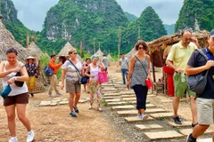 Du khách quốc tế thăm quan bối cảnh phim trường "Kong: Skull Island" tại Ninh Bình, vào tháng 8/2019, trước thời điểm khu này phải tháo dỡ. (Ảnh: Mai Mai/Vietnam+)