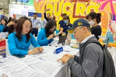 Du khách trực tiếp tìm hiểu thông tin tour tại Hội chợ du lịch quốc tế-VITM Hà Nội 2023 vừa qua. (Ảnh: Mai Mai/Vietnam+)