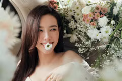 Thay vì trang điểm cầu kỳ, hoa hậu sinh năm 1998 chọn trở về với nét nhẹ nhàng để tôn lên vẻ đẹp trong trẻo. (Ảnh: Vietnam+)
