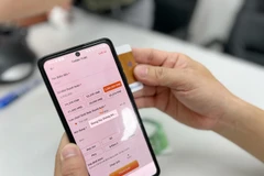 Mỗi chiếc điện thoại smartphone khi cài ứng dụng Quản trị và Kinh doanh Du lịch thuộc hệ sinh thái du lịch thông minh sẽ biến thành một máy POS thanh toán di động. (Ảnh: Mai Mai/Vietnam+)