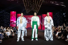 Những "quý ông" Việt Nam từng đăng quang các cuộc thi sắc đẹp trong nước và quốc tế dành cho phái mạnh trình diễn tại lễ công bố Mister Grand International 2023 diễn ra tối qua, ngày 2/4, tại Hà Nội. (Ảnh: BTC)