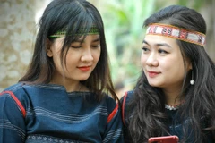 Du khách trải nghiệm trực tiếp văn hóa Tây Nguyên qua trang phục dân tộc truyền thống. (Ảnh: Mai Mai/Vietnam+)