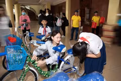 Hoa hậu Mai Phương trao xe đạp cho các em học sinh có hoàn cảnh khó khăn. (Ảnh: CTV/Vietnam+)