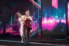 Minh Thư Chloe chuẩn bị cho ý tưởng "Thợ săn." (Ảnh: PV/Vietnam+)