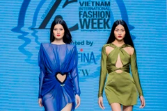 Hai thiết kế được làm từ lụa thủ công của làng nghề Cổ Chất (Nam Định) trong bộ sưu tập “Green Phoenix.”(Ảnh: PV/Vietnam+)