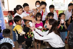 Hoa hậu Mai Phương mang đến Trung Thu cho các bệnh nhi. (Ảnh: CTV/Vietnam+)