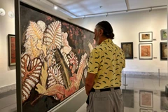 Du khách nước ngoài thường dành nhiều giờ để tham quan Bảo tàng Mỹ thuật Việt Nam. (Ảnh: Mai Mai/Vietnam+)