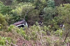 Chiếc xe buýt chở người hành hương Hindu rơi xuống hẻm núi sau khi bị các tay súng tấn công. (Ảnh: ANI/TTXVN)