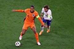 Tiền đạo Griezmann của Pháp (áo trắng) đã bỏ lỡ tới hai cơ hội ngon ăn. (Nguồn: Optus Sport)