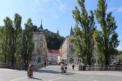 Cây cầu Ba làn (Tromostovje) độc đáo tại Ljubljana. (Ảnh: Ngọc Biên/TTXVN)