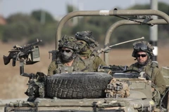 Binh sỹ Israel tuần tra dọc biên giới với Dải Gaza. (Ảnh: THX/TTXVN)