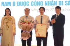 Đón nhận văn bằng bảo hộ chỉ dẫn địa lý “Nam Ô” cho sản phẩm nước mắm của thành phố Đà Nẵng. (Ảnh: Văn Dũng/TTXVN)