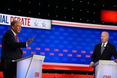 Chiều 27/6 (giờ Mỹ), tại Atlanta (Georgia), đương kim Tổng thống Joe Biden (phải) và cựu Tổng thống Donald Trump đã có cuộc tranh luận trực tiếp đầu tiên giữa các ứng cử viên trong cuộc bầu cử Tổng thống năm 2024. (Ảnh: CNN/TTXVN)