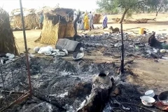 Hiện trường một vụ tấn công do Boko Haram tiến hành nhằm vào đám tang ở gần thủ phủ Maiduguri của bang Borno, Nigeria. (Ảnh: AFP/TTXVN)