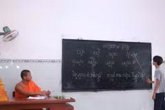 Học chữ Khmer vào dịp Hè là việc làm thiết thực, ý nghĩa trong việc góp phần chung tay giữ gìn, phát huy tiếng nói, chữ viết của dân tộc. (Ảnh: Chanh Đa/TTXVN)
