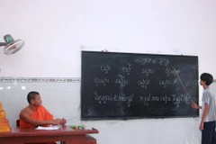 Học chữ Khmer vào dịp Hè là việc làm thiết thực, ý nghĩa trong việc góp phần chung tay giữ gìn, phát huy tiếng nói, chữ viết của dân tộc. (Ảnh: Chanh Đa/TTXVN)