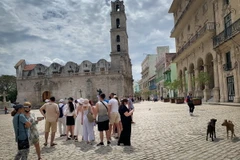 Khách du lịch tham quan thủ đô La Habana, Cuba. (Ảnh: AFP/TTXVN)