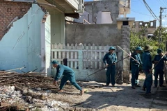 Ban Chỉ huy quân sự xã Nghĩa Sơn được huy động giúp người dân xã Nghĩa Kỳ (huyện Tư Nghĩa) di dời tài sản đến nơi ở mới. (Ảnh: Phạm Cường/TTXVN)