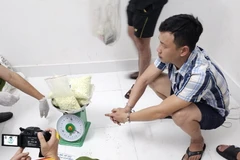 Đối tượng Nguyễn Nhân Trung cùng tang vật vụ án. (Ảnh: TTXVN phát)