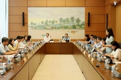 Các đại biểu Quốc hội thảo luận tại tổ về dự án Luật Phòng cháy, chữa cháy và cứu nạn, cứu hộ. (Ảnh: An Đăng/TTXVN)