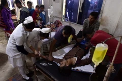 Một bệnh nhân bị ngộ độc rượu điều trị tại bệnh viện ở bang Assam, Ấn Độ. (Ảnh: AFP/TTXVN)