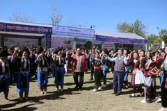 Thủ tướng Phạm Minh Chính cùng các đại biểu dự Ngày hội Đại đoàn kết toàn dân tộc tại huyện Sìn Hồ, Lai Châu. (Ảnh: Quý Trung/TTXVN)