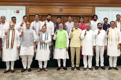 Thủ tướng Ấn Độ Narendra Modi (giữa) cùng các quan chức và lãnh đạo các đảng trong Liên minh Dân chủ Quốc gia (NDA) chụp ảnh chung tại New Delhi. (Ảnh: ANI/TTXVN)