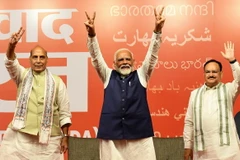 Thủ tướng Ấn Độ Narendra Modi (giữa) cùng các lãnh đạo Liên minh Dân chủ quốc gia (NDA) do đảng Nhân dân Ấn Độ (BJP) đứng đầu, mừng chiến thắng của NDA tại New Delhi. (Ảnh: AA/TTXVN)