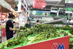 Người dân mua sắm tại siêu thị Mega Market. (Ảnh: Mỹ Phương/TTXVN)