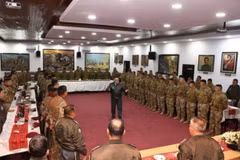 Tướng Juan Jose Zuniga (giữa) phát biểu tại La Paz, Bolivia. (Ảnh: Asia One/ TTXVN)