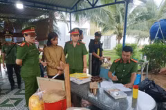 Công an thành phố Phan Thiết công bố quyết định khởi tố bị can, thực hiện lệnh bắt giam và khám xét chỗ ở đối với các bị can trong vụ giữ người trái pháp luật, bạo hành tại xã Thiện Nghiệp. (Ảnh TTXVN phát)