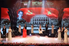 Tối 5/6, tại Nhà hát Lớn Hà Nội diễn ra chương trình nghệ thuật đặc biệt mang tên “Việt Nam - Khát vọng vươn xa” nhân kỷ niệm 76 năm Ngày Bác Hồ ra Lời kêu gọi Thi đua ái quốc (11/6/1948-11/6/2024). Ảnh: Thanh Tùng/TTXVN)