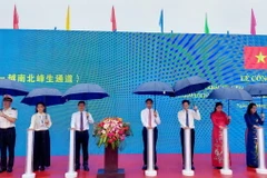 Các đại biểu thực hiện nghi thức ấn đèn Công bố chính thức hai cặp cửa khẩu song phương Hoành Mô (Bình Liêu)/Việt Nam-Động Trung/Trung Quốc. (Ảnh: Thanh Vân/TTXVN)